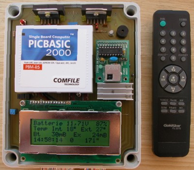 Le PICBASIC2000 dans son boitier étanche et la télécommande IR